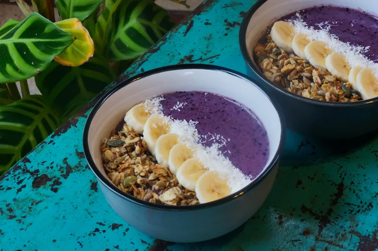 Smoothiebowls met banaan, granola en kokos