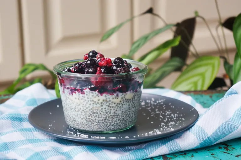Chiapudding met verse rode en blauwe bessen